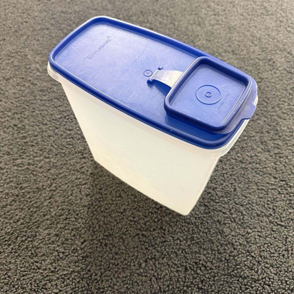 Vintage Tupperware Cereal Keeper Store & Pour #1588 w/Dark Blue Lid